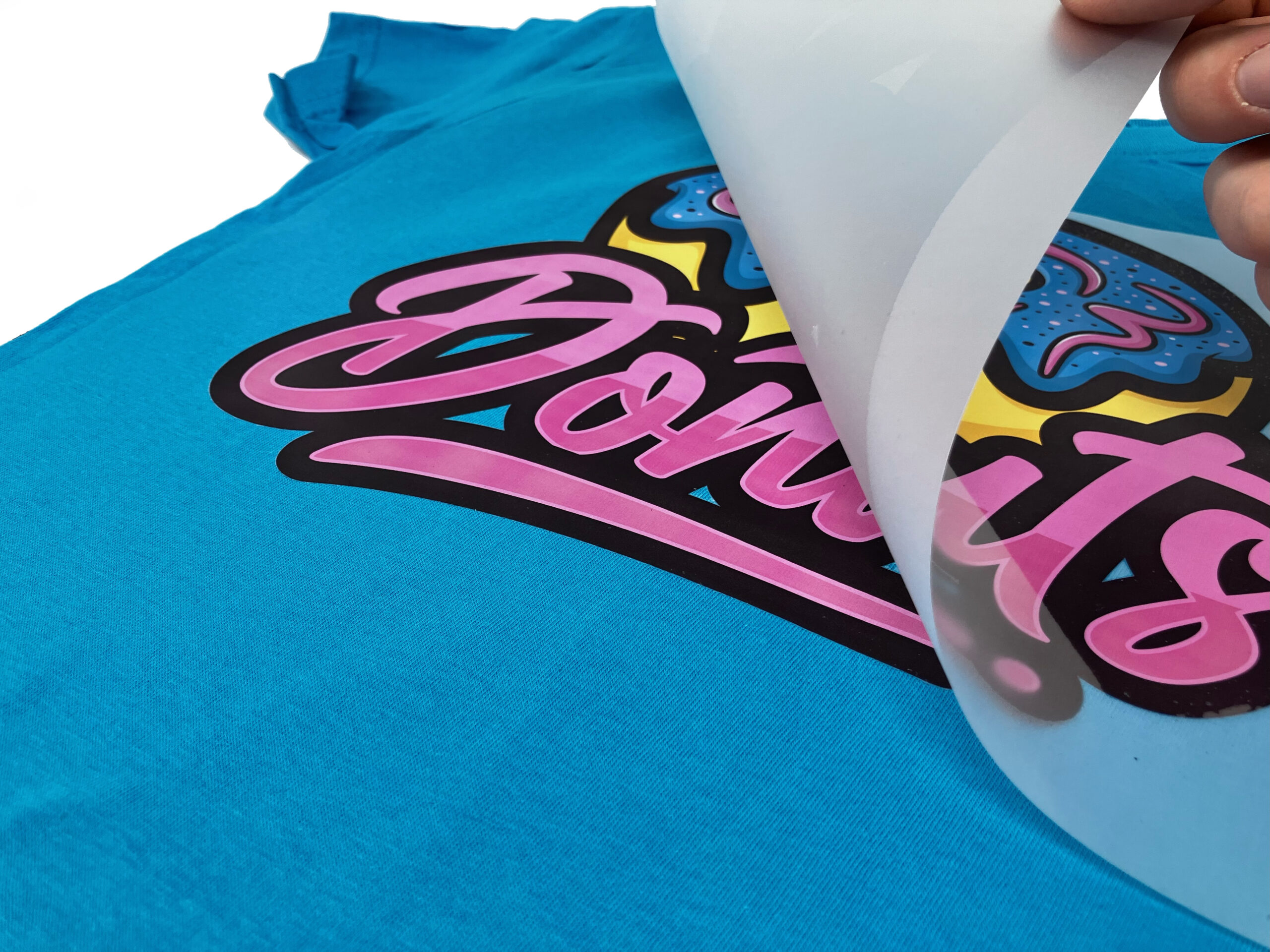 Retirando transfer de la camiseta después de aplicar calor a la lámina de dtf